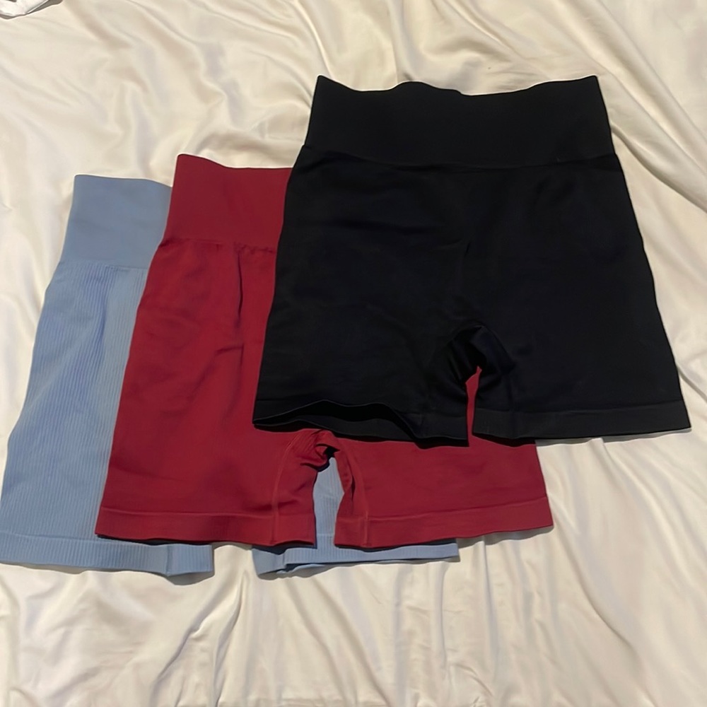 Ribbed 3 pack seamless workout shorts- L